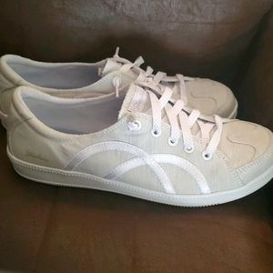 Size 9 skechers slip on. Never worn